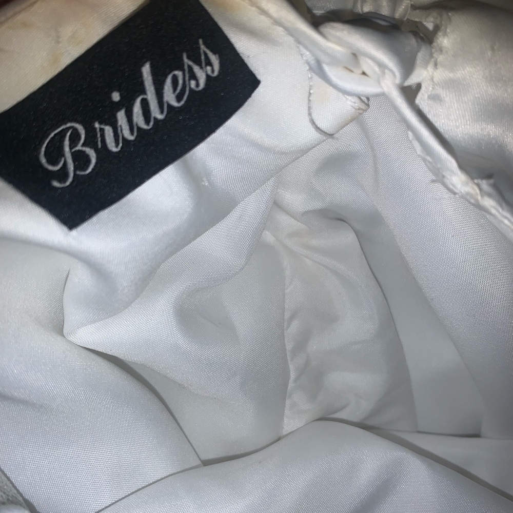 White flower girl dress with flower petals - Picture 5 of 5